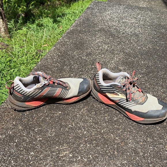 Loved Brooks Cascadia Trail Running/Hiking shoes - Picture 3 of 6